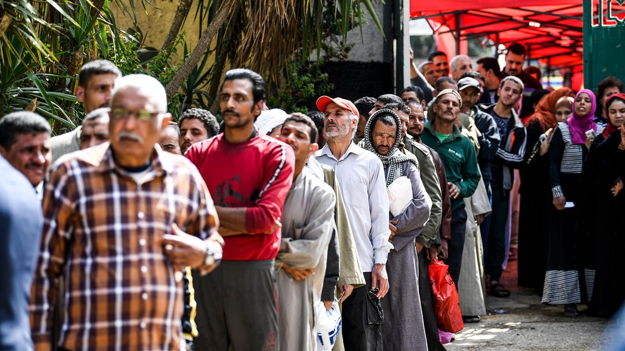 Electeurs devant un bureau de vote du Caire, samedi 20.04.2019. [AFP - Khaled Desouki]
