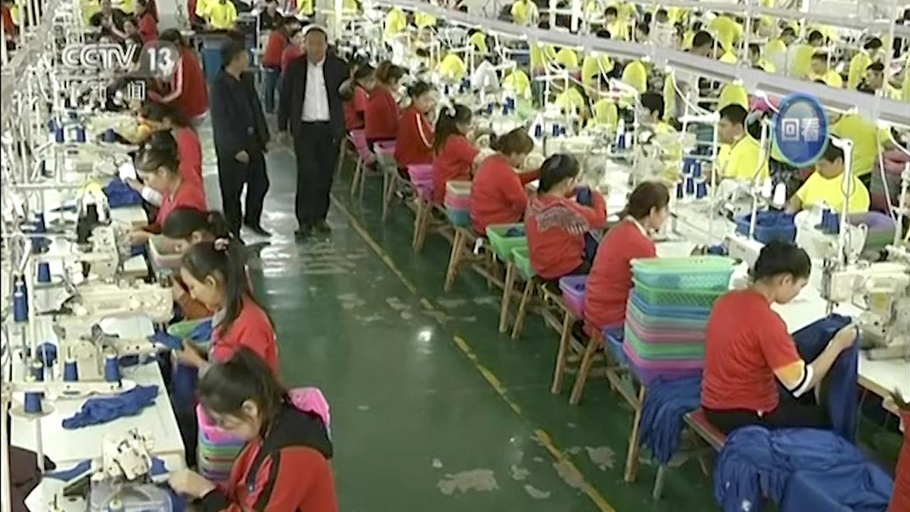 Des apprenties musulmanes au travail dans une usine de confection au Xinjiang (image d'illustration). [CCTV via AP Video/Keystone]