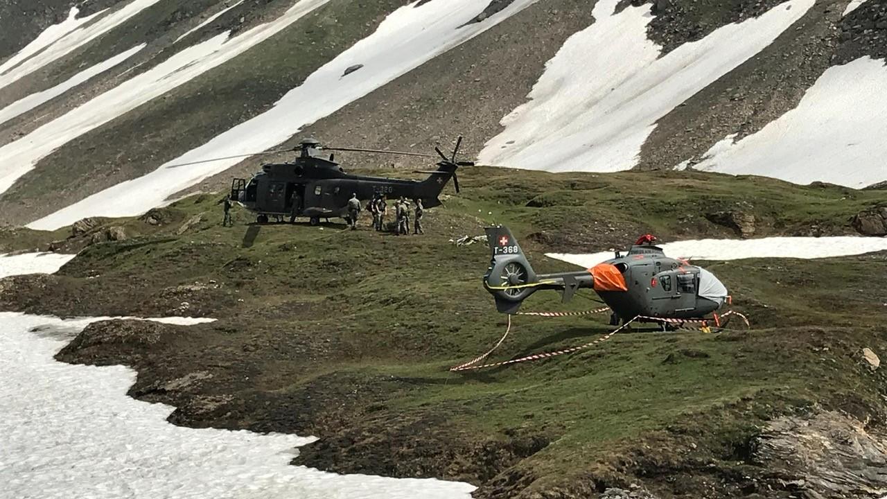 L'hélicoptère en panne dans l'attente d'un hélitreuillage sur le col du Nufenen. [RTS - Marie Giovanola]