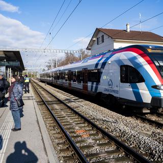 Un train Léman Express circule le jour de l'inauguration. [Keystone - Jean-Christophe Bott]