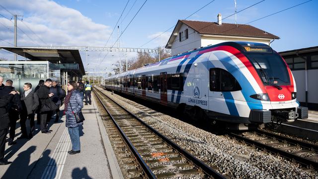 Un train Léman Express circule le jour de l'inauguration. [Keystone - Jean-Christophe Bott]