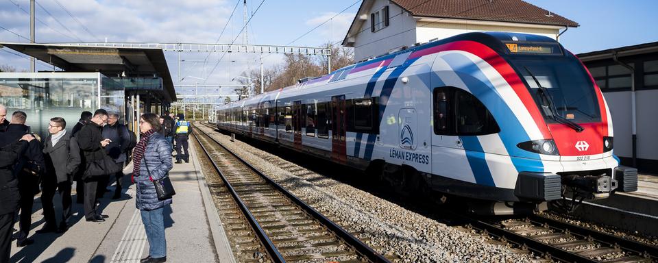 Un train Léman Express circule le jour de l'inauguration. [Keystone - Jean-Christophe Bott]