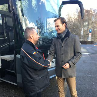 Le directeur d'Eurobus (dr.) avec un chauffeur. [RTS - Delphine Gendre]