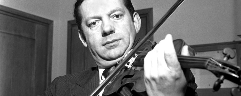 Le violoniste Arthur Grumiaux à la Scala de Milan le 12 avril 1966. [Leemage]