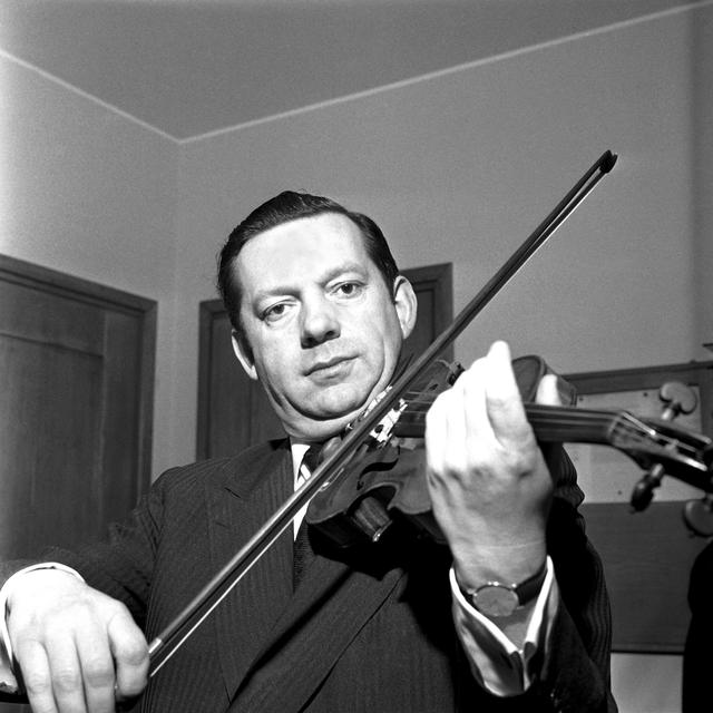 Le violoniste Arthur Grumiaux à la Scala de Milan le 12 avril 1966. [Leemage]