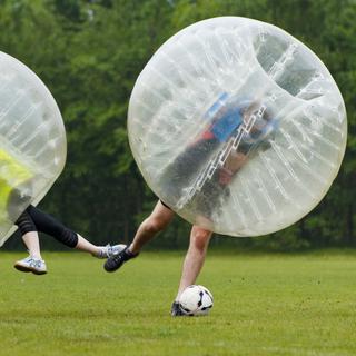 Le Bubble Foot est du football acrobatique pratiqué dans une bulle gonflable. [Depositphotos - Thirdkey]