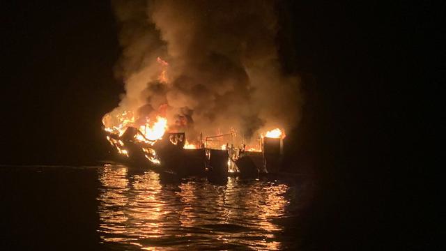 Le "Conception", un bateau de tourisme de vingt-deux mètres de long, s'est embrasé au large de l'île de Santa Cruz. Californie, le 2 septembre 2019. [Keystone/epa - Santa Barbara County Fire Department]