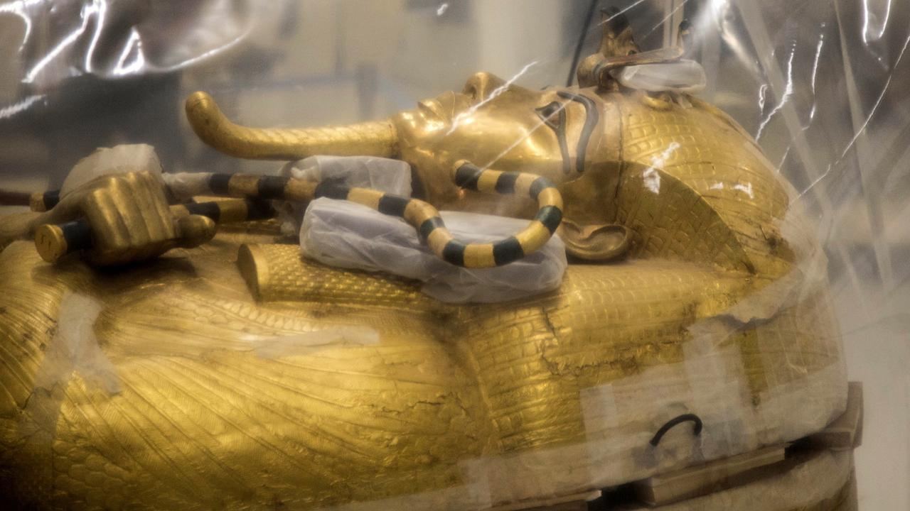 Le sarcophage sous protection au Grand musée d'Egypte, 04.08.2019. [EPA/Keystone - Mohamed Hossam]