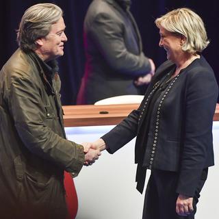 Steve Bannon (gauche) salue Marine Le Pen, à Lille, en 2018.