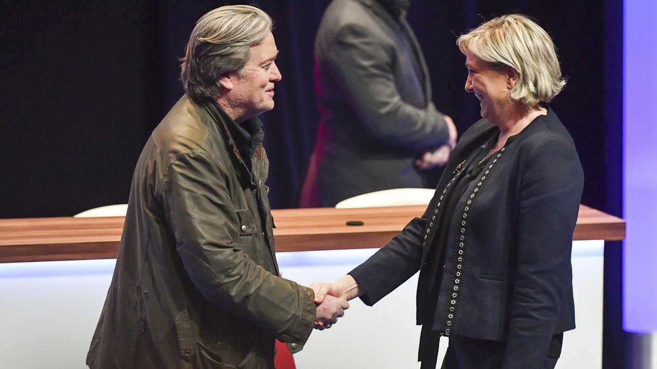 Steve Bannon (gauche) salue Marine Le Pen, à Lille, en 2018.