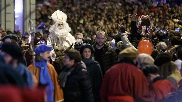 Quelque 30'000 personnes font la fête à Saint-Nicolas à Fribourg. [Keystone - Cyril Zingaro]