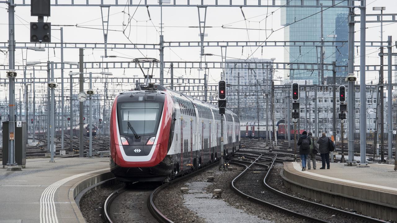 Un train FV-Dosto au départ de Zurich, en février 2018. [KEYSTONE - ENNIO LEANZA]