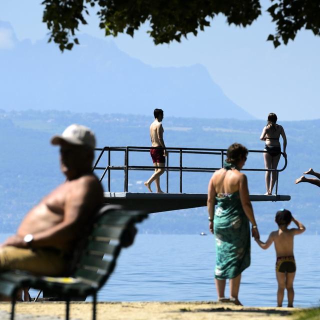 La plage de Lutry (VD). [Keystone - Laurent Gilliéron]