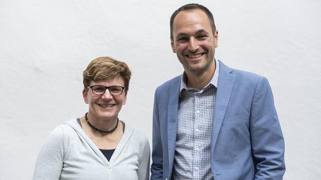 Brigitte Wolf et Mathias Reynard se lancent ensemble à la conquête des Etats. [Keystone - Adrien Perritaz]