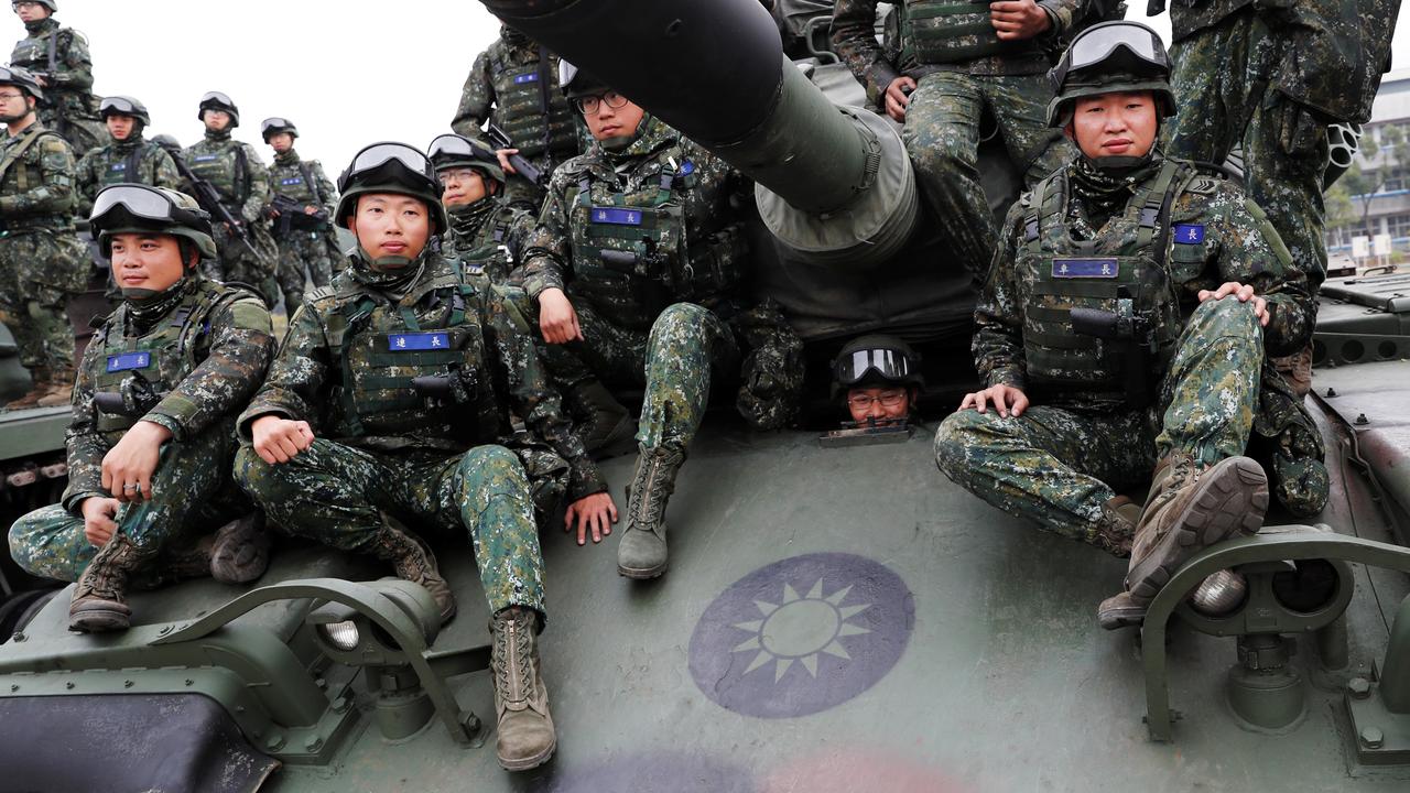Des soldats posent sur un tank M60A3 lors d'un exercice simulant une invasion. Taichung (Taïwan), le 17 janvier 2019. [Reuters - Tyrone Siu]