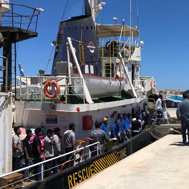 Trente migrants secourus jeudi soir par le navire humanitaire Mare Jonio ont débarqué à Lampedusa. [Keystone/ansa via ap - Elio Desiderio]