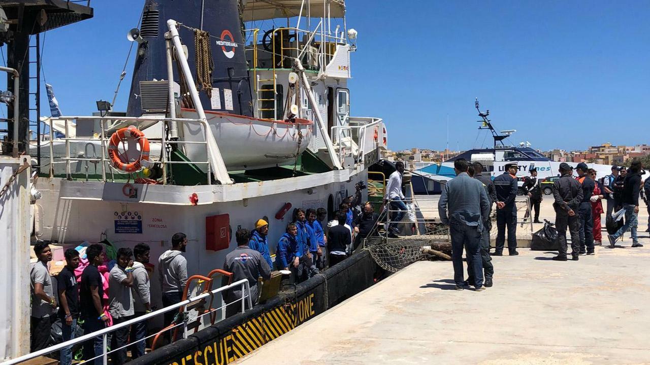 Trente migrants secourus jeudi soir par le navire humanitaire Mare Jonio ont débarqué à Lampedusa. [Keystone/ansa via ap - Elio Desiderio]