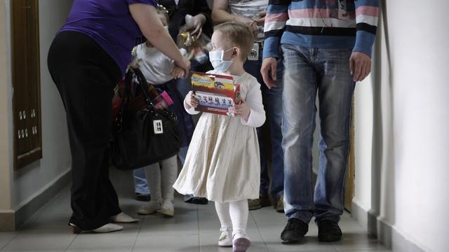 S'occuper d'enfants gravement malades peut bouleverser l'équilibre familial (photo prétexte). [EPA/Keystone - Tatyana Zenkovich]