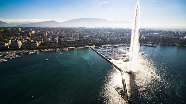 Le Jet d'Eau de Genève et le quartier des Eaux-Vives. [Valentin Flauraud]