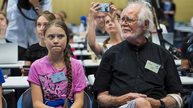 La militante Greta Thunberg aux côté du prix Nobel de chimie Jacques Dubochet à Lausanne. [Keystone - Jean-Christophe Bott]