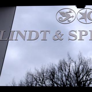 Le logo de Lindt & Sprüngli sur le bâtiment du groupe à Kilchberg (ZH). [Keystone - Melanie Duchene]