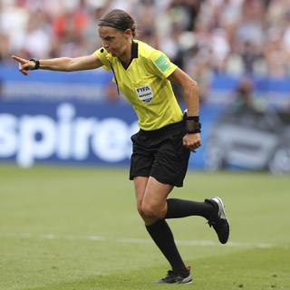 L'arbitre Stéphanie Frappart durant la finale de la World Cup entre les Etats-Unis et les Pays-Bas [AP Photo/Keystone - Francisco Seco]