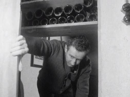 Roger Vaucher-Bähler dit "Le Poilu", distillateur clandestin, dévoile la cachette de son alambic en 1960. [RTS]