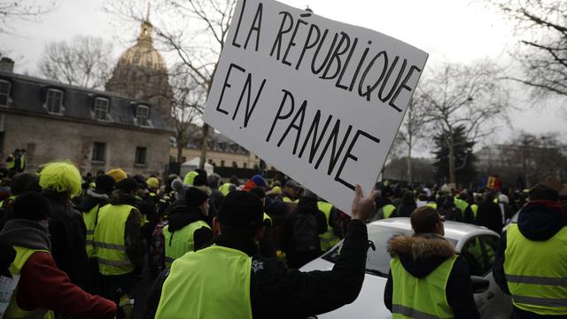 Les "gilets jaunes" défilent pour la dixième fois samedi 19 janvier, à Paris. [Keystone - AP Photo - Kamil Zihnioglu]