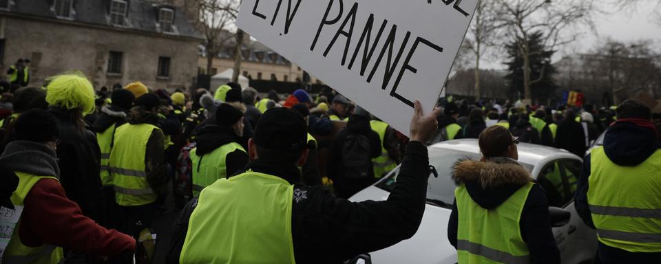 Les "gilets jaunes" défilent pour la dixième fois samedi 19 janvier, à Paris. [Keystone - AP Photo - Kamil Zihnioglu]