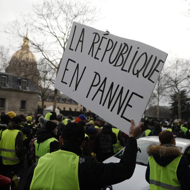 Les "gilets jaunes" défilent pour la dixième fois samedi 19 janvier, à Paris. [Keystone - AP Photo - Kamil Zihnioglu]
