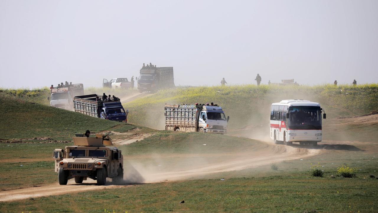 Des camions transportant des civils s'éloignent du village de Baghouz, dernier bastion des djihadistes de l'EI dans l'est de la Syrie. [Reuters - Rodi Said]