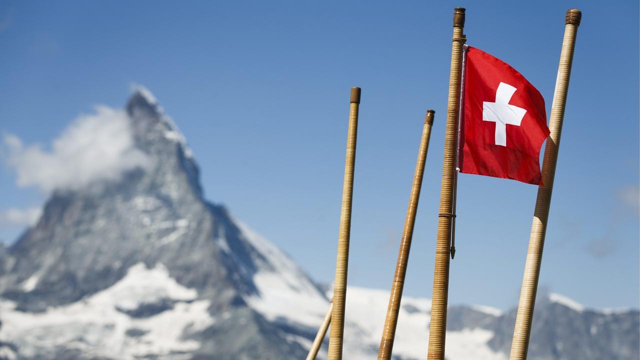 Un drapeau suisse et des cors des Alpes photographiés près de Zermatt. [Keystone - Valentin Flauraud]
