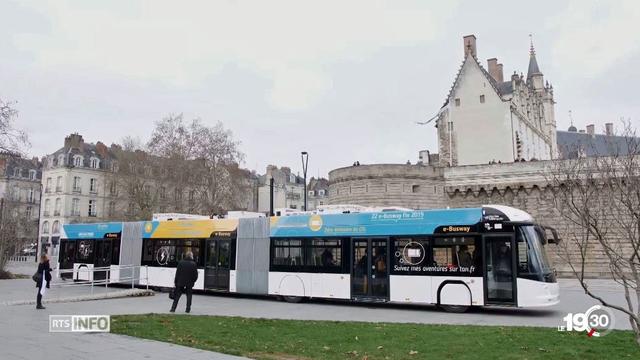 Le nouveau bus électrique de près de 25m de long roule déjà à Nantes. [RTS]
