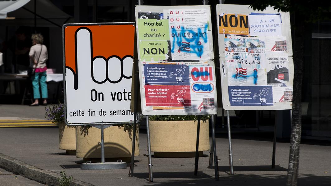 Des panneaux avec des affiches électorales photographiées un jour avant le scrutin qui était censé régler l'appartenance cantonale de Moutier le 18 juin 2017. [Keystone - Jean-Christophe Bott]