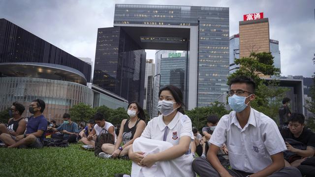 Des hongkongais assistent à un discours pro-démocracie au parc Tamar, le mardi 3 septembre 2019. [Keystone - Vincent Yu]