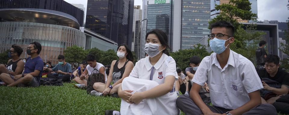 Des hongkongais assistent à un discours pro-démocracie au parc Tamar, le mardi 3 septembre 2019. [Keystone - Vincent Yu]