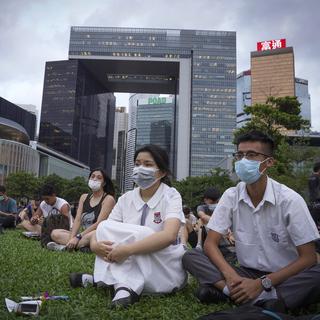 Des hongkongais assistent à un discours pro-démocracie au parc Tamar, le mardi 3 septembre 2019. [Keystone - Vincent Yu]
