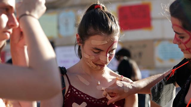 Des manifestantes participent à un rassemblement contre les violences faites aux femmes, en juin 2016 à Lisbonne. [Keystone - Armando Franca]