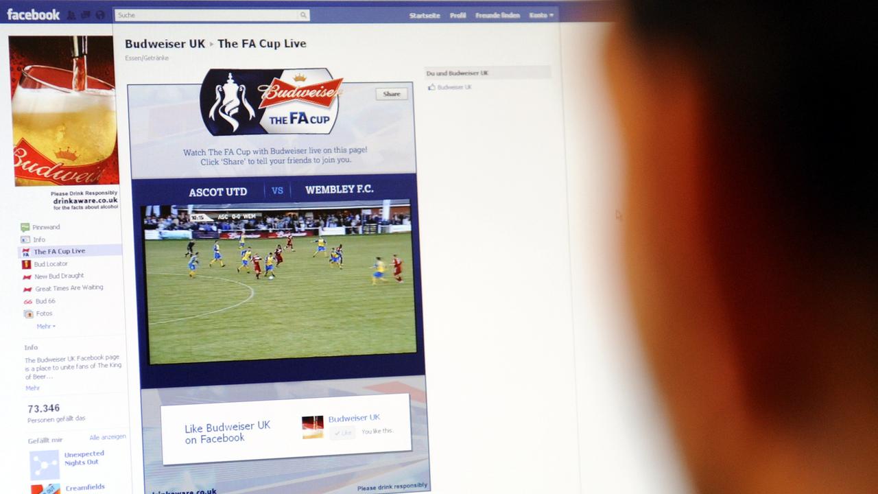 Un internaute regarde un match de football en direct sur Facebook. (Image d'illustration) [dapd - Gerit Borth]