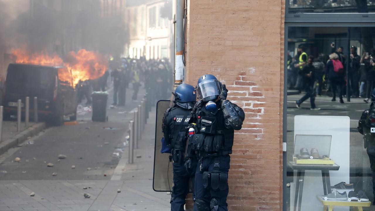 La 22e manifestation des "gilets jaunes" à Toulouse a été émaillée de déprédations de manifestants et de charges policières. [EPA/Keystone - Guillaume Horcajuelo]