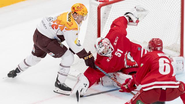 Portier du Lausanne HC, Tobias Stephan tentera de faire barrage aux assauts tchèques, au mois de novembre prochain. [KEYSTONE - LAURENT GILLIERON]