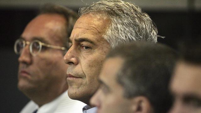 Jeffrey Epstein (centre), alors qu'il était incarcéré en Floride, en juillet 2008. [Palm Beach Post via AP - Uma Sanghvi]