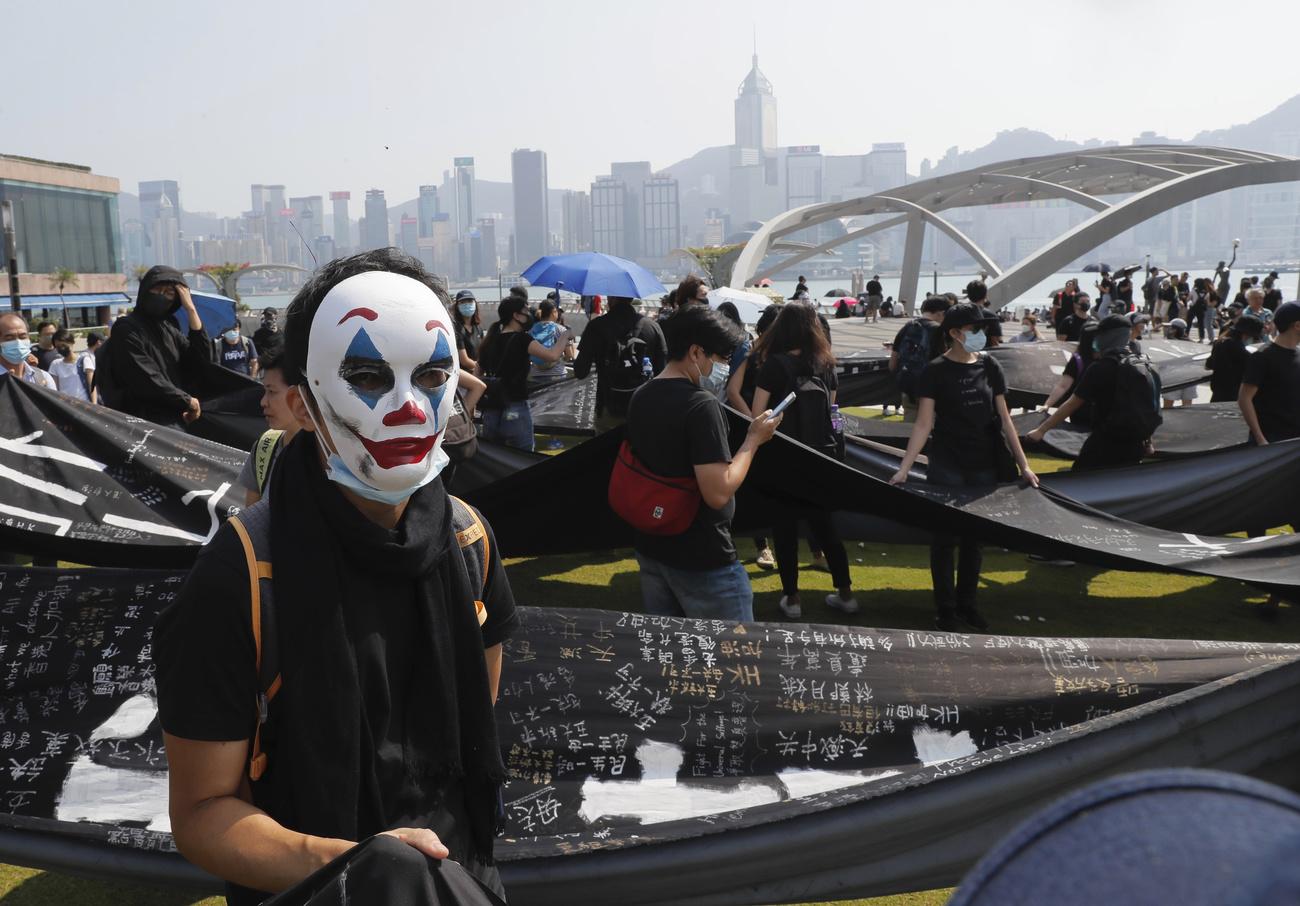 Un manifestant porte un masque du Joker dans le district de Tsim Sha Tsui. Hong Kong, le 20 octobre 2019. [Keystone/ap photo - Kin Cheung]