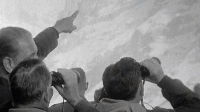 Touristes observant l'Eiger en 1961. [RTS]