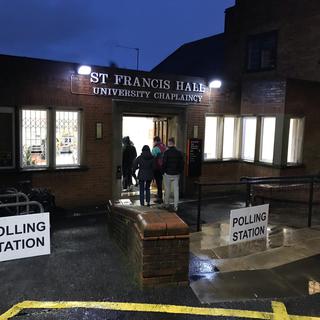 Un bureau de vote à Birmingham. [RTS - Cédric Guigon]