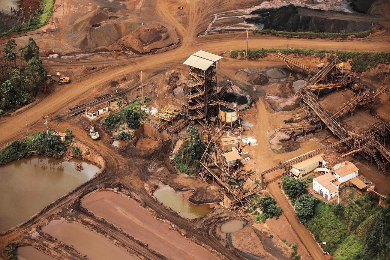 Une vue aérienne de la boue et des déchets après la rupture du barrage minier à Brumadinho, au Brésil. [Keystone/epa - Antonio Lacerda]