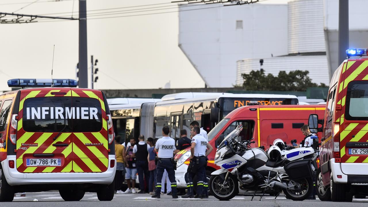 Les services d'urgence s'activent pour porter secours aux victimes des attaques à l'arme blanche à Villeurbanne, le 31 août 2019. [AFP - Philippe Desmazes]