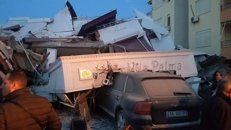 Les images de l'hôtel qui s'est écroulé dans la ville de Durrës. [AP]