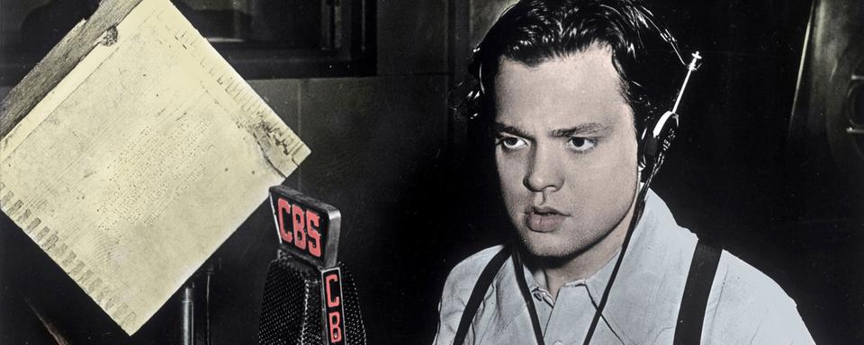 Orson Welles pendant l'émission "La guerre des mondes" le 30 octobre 1938. [AFP - Costa/Leemage]