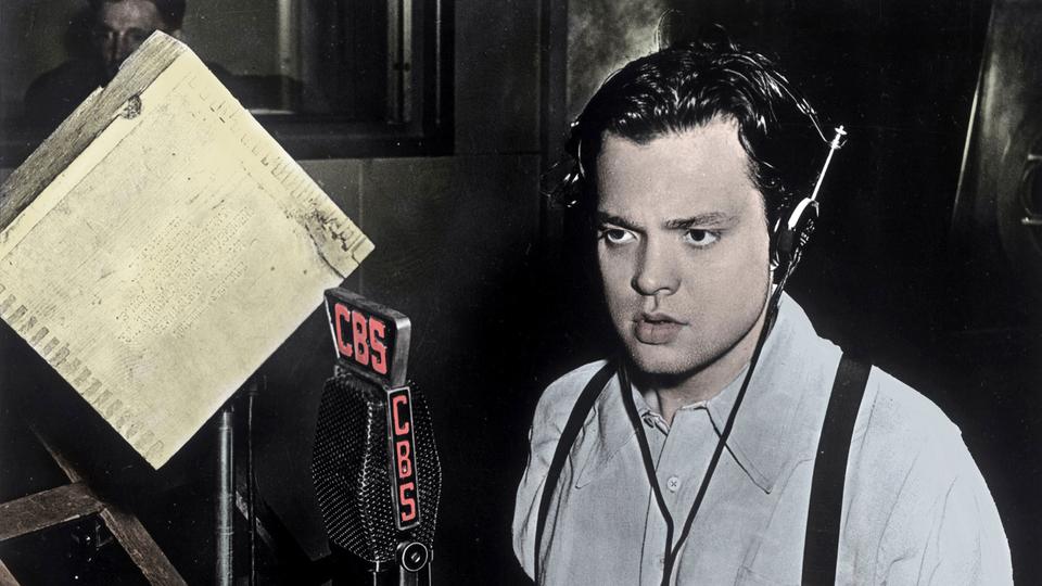Orson Welles pendant l'émission "La guerre des mondes" le 30 octobre 1938. [AFP - Costa/Leemage]